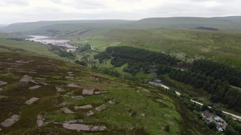 Drone ariel point of view. Derbyshire Peak District moorlands with winding .. Vidéo 236506332