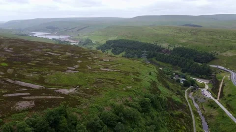 Drone ariel point of view. Derbyshire Peak District moorlands with winding .. 库存影片 236506377