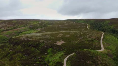 Drone ariel point of view. Derbyshire Peak District moorlands with winding .. Vidéo 236506403