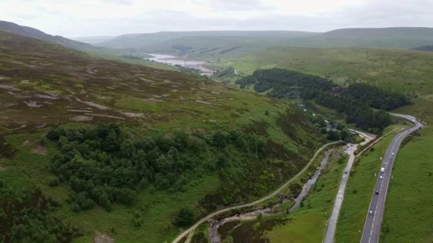 Drone ariel point of view. Derbyshire Peak District moorlands with winding .. 库存影片 240180385