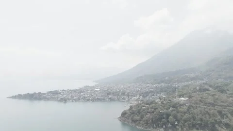 Drone around Lake Atitlan 스톡 동영상 318099172