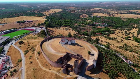 Drone Arraiolos village monument on slope in sunlight. Old traditional castle Vídeos de archivo 318834053