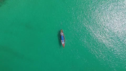 Drone Ascend Pull Back Longtail Boat Freedom Beach Phuket Vídeos de archivo 332512869