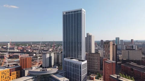 Drone Ascending Above Birmingham Skyscraper Revealing the Modern City Skyline Vídeo Stock 340118652