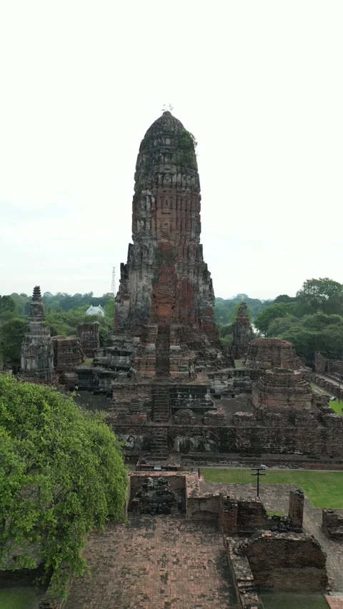 Drone Ascending Above Wat Phra Ram Temple Ruins in Ayutthaya, Thailand Video stock 335586899
