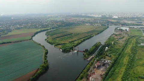 Drone ascending above winding river and green valley 库存影片 324756568