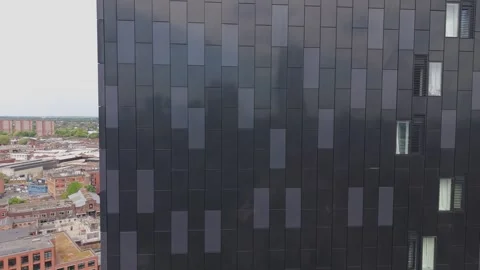 Drone ascending alongside modern black skyscraper in Birmingham city centre Stock-Footage 334692396