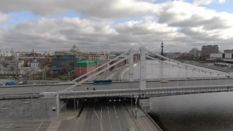 Drone ascending backward from city bridge Vidéo 323166181
