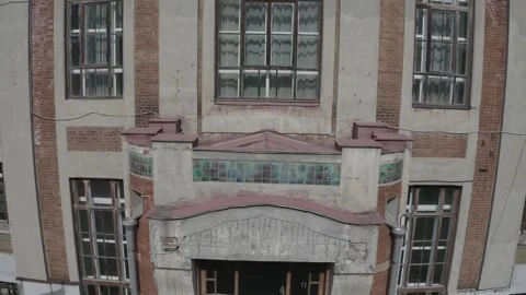 Drone ascending in front of historic building entrance Видео 333010965