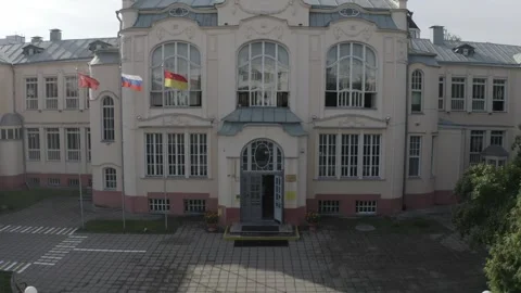 Drone ascending in front of school facade 動画素材 333484689