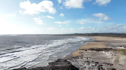 Drone Ascending Over Ogmore Beach, South Wales Coast, UK 4K Vidéo 334066520