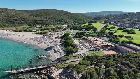 Drone Ascending Over Turquoise Waters and Sandy Beach on a Sunny Day Vídeo Stock 334127803