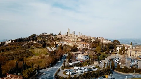 Drone ascending over typical tuscan medieval village San Gimignano. 4K Vídeos de archivo 107518874