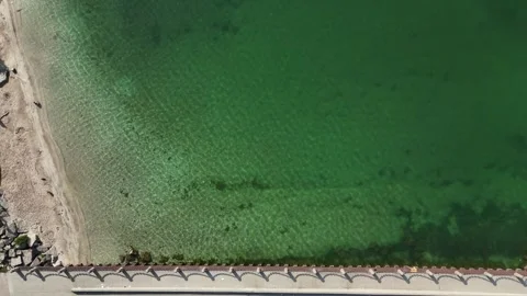 Drone Ascends Over Green Waterfront at Pier 4 Park in Hamilton 動画素材 340911813