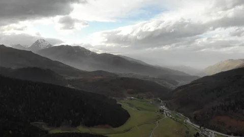 Drone ascent over mountains with shifting light in France Vidéo 331710573