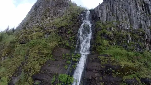 Drone ascent of waterfall in columbia river gorge 動画素材 224161237