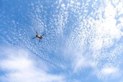Drone in Blue Sky: High-Flying Technology Against Cloudscape Foto stock