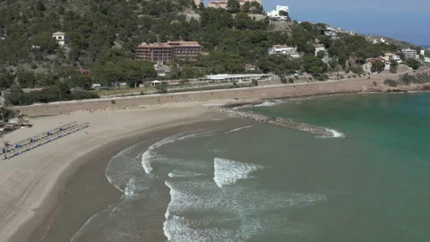 Drone booming shot over seafront leading into the rural hills. 스톡 동영상 150405109