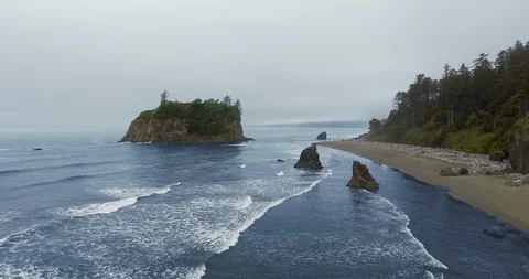 Drone camera approaches cliff at Ruby Beach, Olympic National Park, Washington Vídeo Stock 123834394