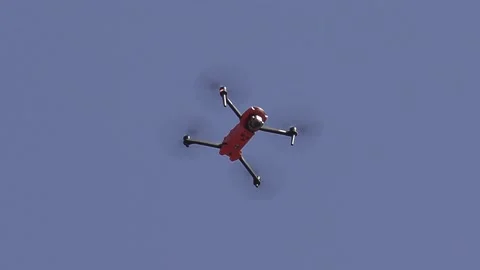 Drone with camera flying and filming over city streets 库存影片 152961300