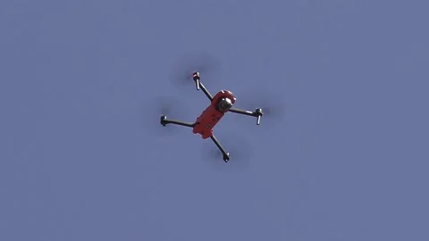 Drone with camera flying and filming over city streets 库存影片 152961344