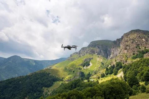 Drone with camera flying over mountain fields. Foto stock