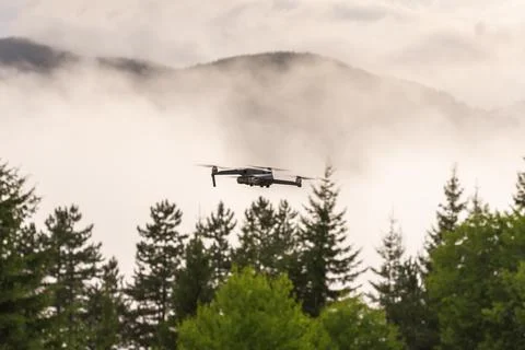 Drone with camera flying over mountain fields. Foto stock