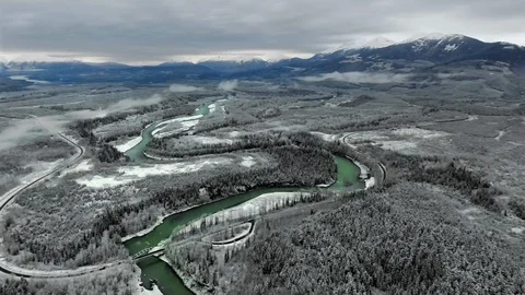 Drone camera is spinning over a dense pine forest, a river and a highway Vídeo Stock 119237820