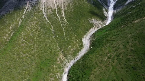 Drone camera tilts up from top down view to majestic alpine peaks in Kazakhstan 库存影片 337189564
