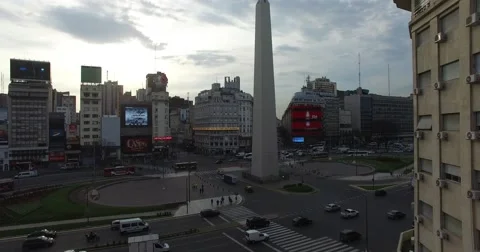 Drone camera vertical panning scene of the Obelisk in Buenos Aires, Argentina. Vídeo Stock 56237425