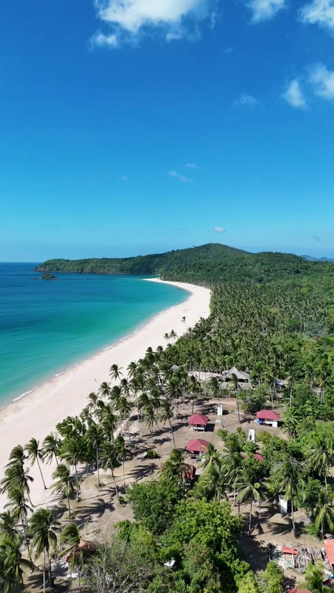 Drone capture of vibrant blue sea and lush green islets in a tropical paradise Видео 332707943