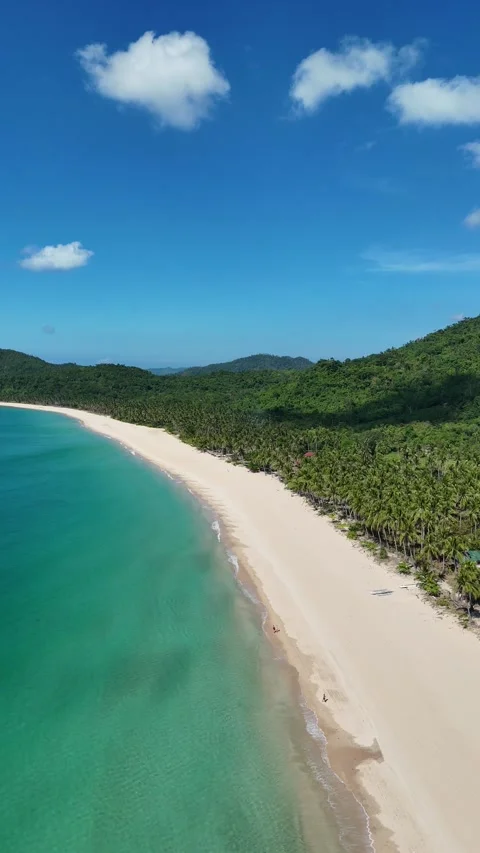 Drone capture of vibrant blue sea and lush green islets in a tropical paradise Видео 332707950