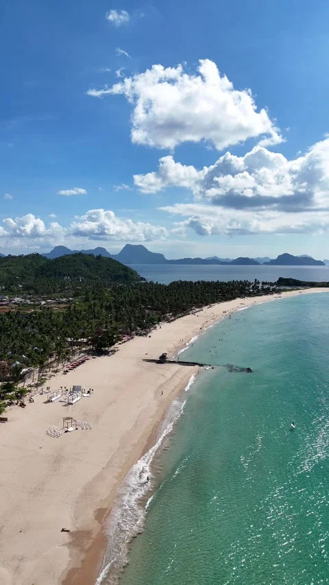 Drone capture of vibrant blue sea and lush green islets in a tropical paradise Видео 332707952