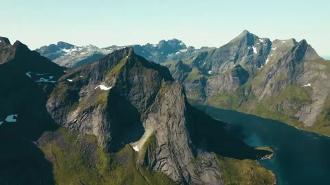 Drone-captured footage over the dramatic mountain peaks of Lofoten, Norway. The 動画素材 332708704