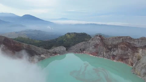 Drone-captured video of Ijen volcano in East Java, Indonesia, showcasing the Vídeos de archivo 330376883
