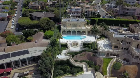 Drone captures beachfront mansion in La Jolla on a sunny California summer day 库存影片 97972177