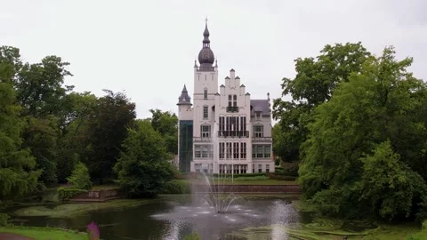 A drone captures a beautiful building with a view of a fountain Vídeos de archivo 317328565