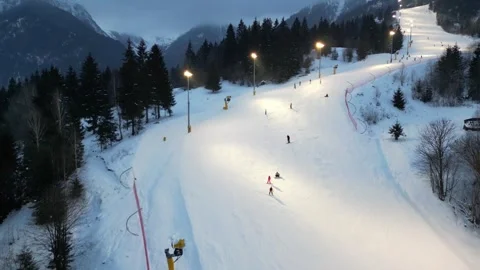 Drone Captures Illuminated Night Ski Slope and Mountain Peak in Romania Vidéo 297635874