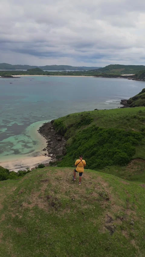 Drone captures serene scene with vibrant reef and quiet waters Vídeo Stock 331265333