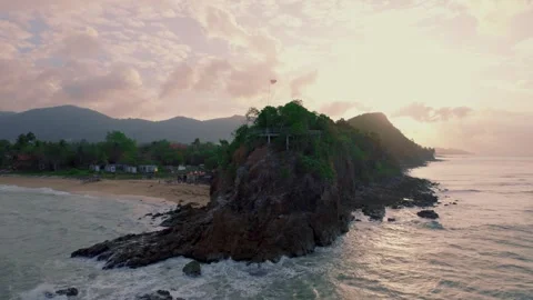 Drone captures stunning view of Koh Samui Island, Thailand, showcasing rocks Vídeo Stock 264933401