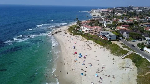 Drone captures sunbathers on a La Jolla beach on a sunny San Diego summer day 库存影片 97972269