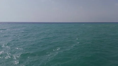 Drone captures waves in the open sea. Turquoise water and rippling surface .. Video stock 280553198