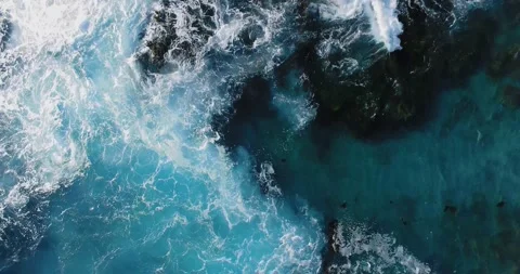 Drone captures white waves from a bird's eye view at Laguna Beach, California Vídeo Stock 157772437