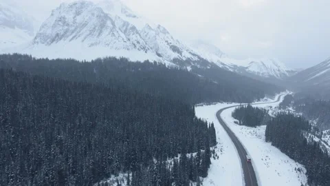 Drone capturing stunning winter scene in Kananaskis, Alberta, Canada Vídeo Stock 143235057