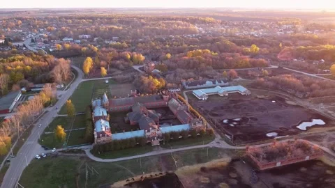 Drone, castle, top view, gothic building, autumn, sunset, golden trees, field Vidéo 163679189