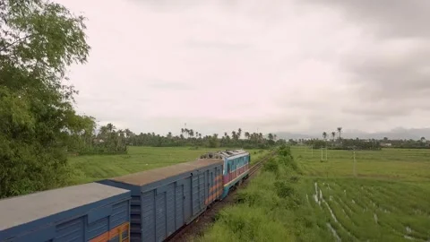 A drone chases a freight train as it passes a Vietnamese village. Vídeos de archivo 255688022