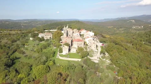 Drone circle around smallest oldtown in Europe 스톡 동영상 274932002