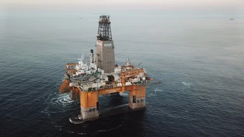 Drone circles up close big Deepsea Stavanger oil rig in Cape Town at sunset Vídeo Stock 103142566