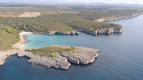 Drone circling around Cala Varques, Mallorca 스톡 동영상 100264489