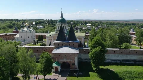 Drone circling kremlin wall and historic towers Video stock 333358951